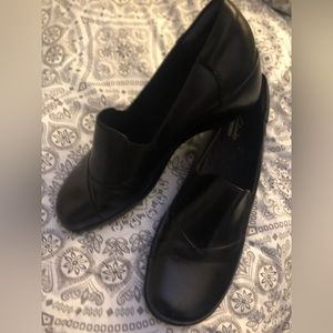 Clarks black leather shoes size 10m new